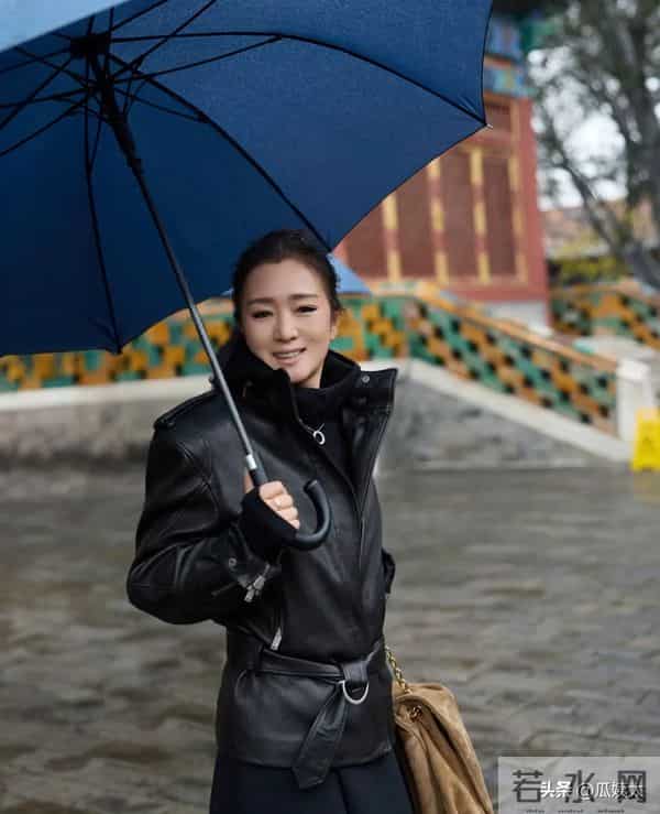 巩俐罕见出现在卡地亚晚宴,居然有白头发了,看着苍老了不少