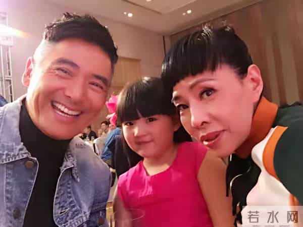 李湘回娘家，客厅大得像酒店大堂，无声中又炫了一把让人羡慕！