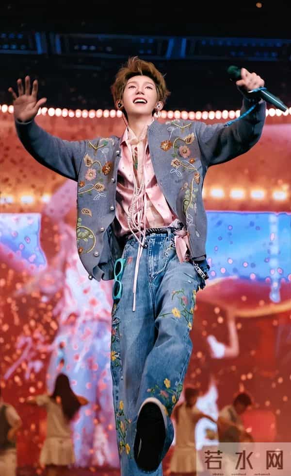 一场生日，戳穿25岁王源江湖地位，易烊千玺确实一个字都没说错