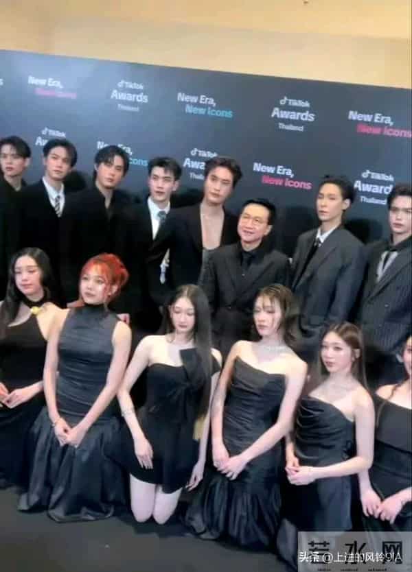 不是吧,女艺人穿超短裙还得跪着合照,网友:奇葩该骂