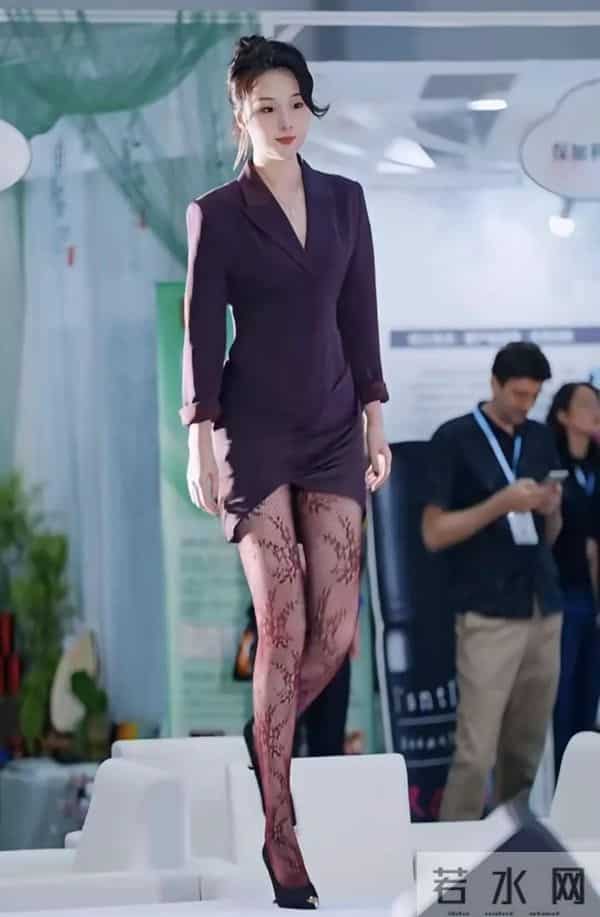 李沅桐亮相国际泉愈博览会 紫包臀裙配红花纹丝袜 韵味十足美腿吸睛