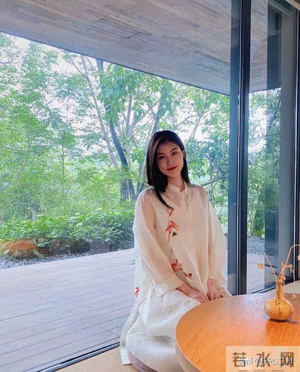 何穗生娃后也发福了，穿宽松中式长裙，肚子里像塞了个枕头