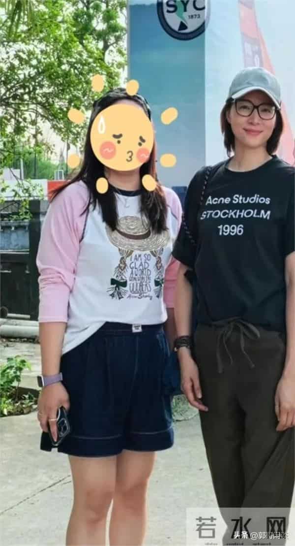 51岁董卿游苏州,打扮清爽和儿子一起,站姿还有主持人仪态