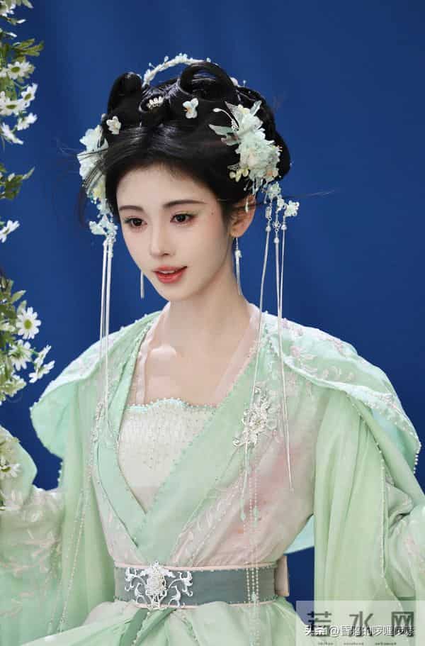 甜妹天花板 vs 四千年美女!田曦薇鞠婧祎谁更受网友喜欢?