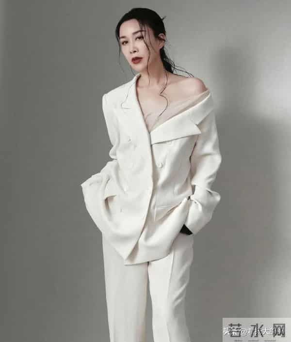 这一夜,露肩装的那英,深V领的朱珠,都输给了全裹出镜的郭晶晶