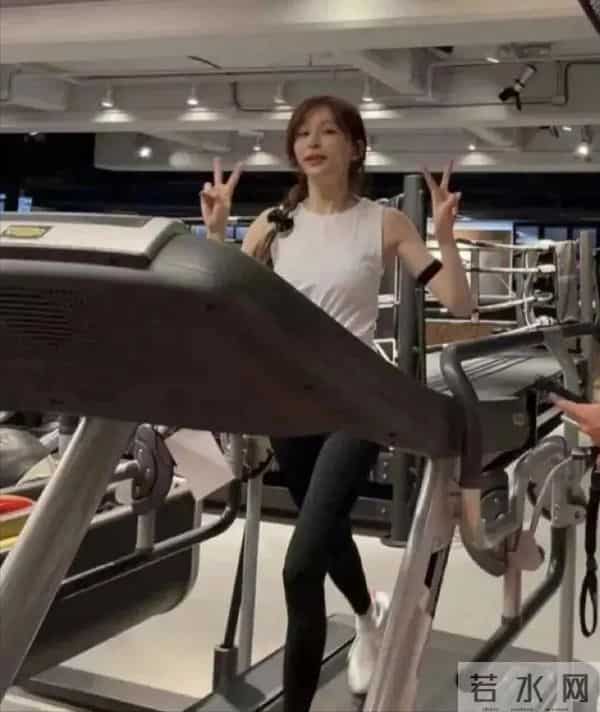 43岁王心凌的括号臀又辣又撩,弯腰那一刻,网友:这谁hold得住!