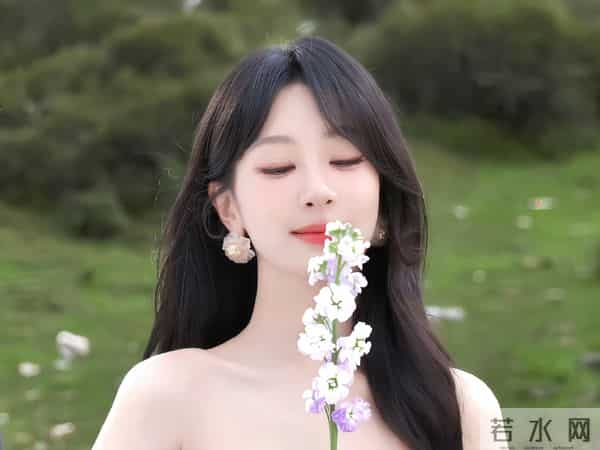 杨紫33岁生日晒全家福,杨爸杨妈气质出众好年轻,一家三口好幸福