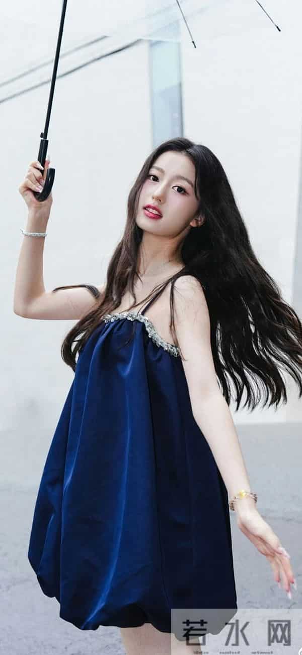 裴佳欣的 “成熟感” 藏不住了！眼神带钩子，女人味拉满太惊艳