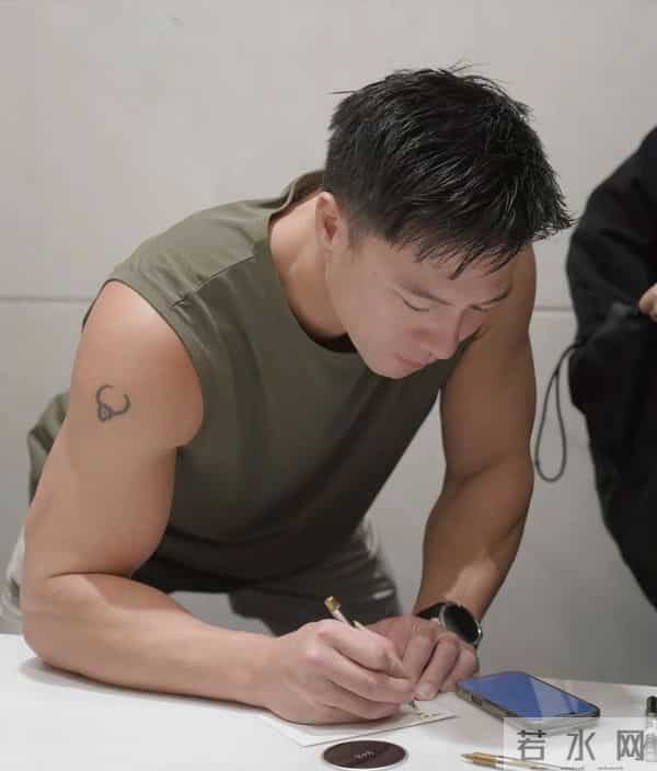 安志杰48岁在杭州露肌肉见粉丝,粉丝尖叫:男人味比西湖水还保鲜