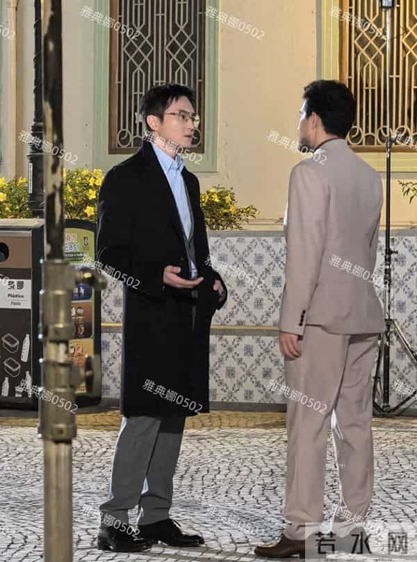 澳门偶遇张智霖拍戏，54岁的他跟39岁的高海宁搭戏像同龄人好年轻