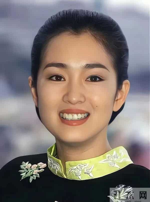 59岁巩俐在北京公园,长了皱纹头发凌乱,喝老酸奶吃糖葫芦接地气