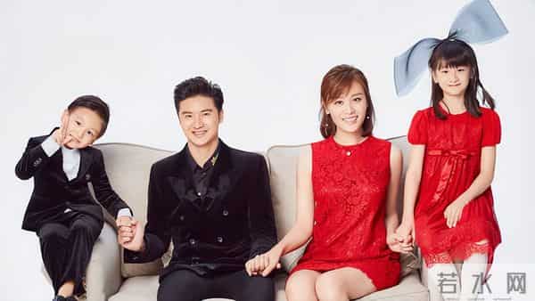 田亮晒照为14岁儿子庆生!森碗穿蓝色西服阳光帅气