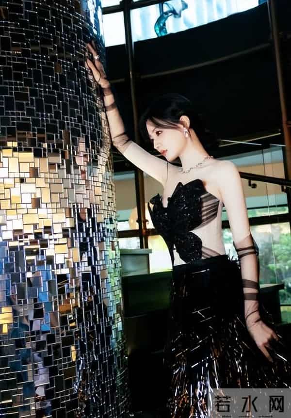 徐璐锁骨好深!能养金鱼,优雅又迷人!