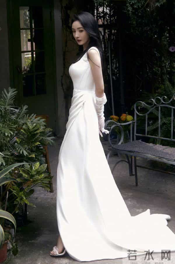 杨幂这套白色缎面长裙造型!珍珠手套一配,复古优雅感直接拉满!