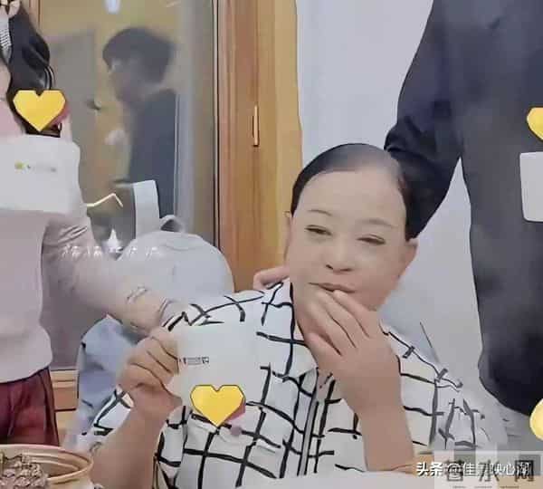 75岁刘晓庆不戴假发的样子好看多了 ，虽前额头发少，但这样更自然