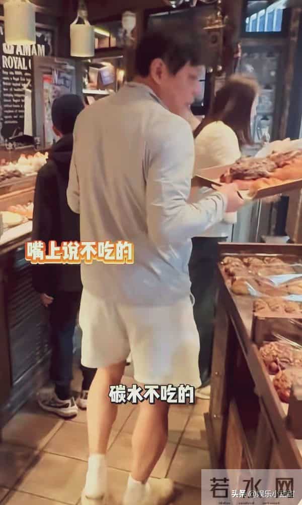 羡慕不来？范志毅娶小17岁高个女神，逛街画风却成“爸爸和女儿”