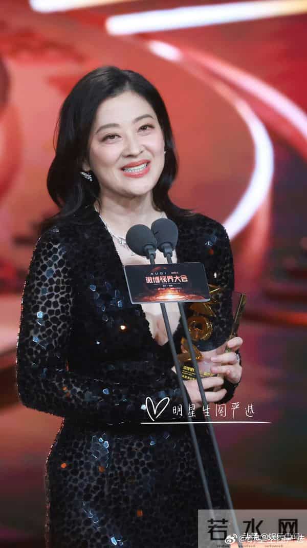 梅婷微博视界大会红毯听到粉丝叫妈妈的反应!“你好”也太温柔了