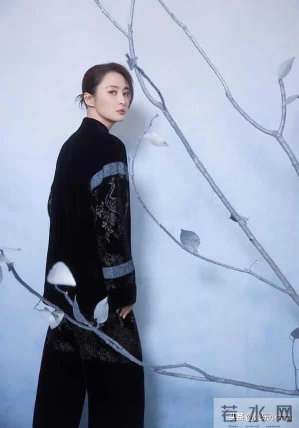 蒋勤勤出席十堰竹山活动,穿黑色印花中式套装发髻低挽,大气漂亮