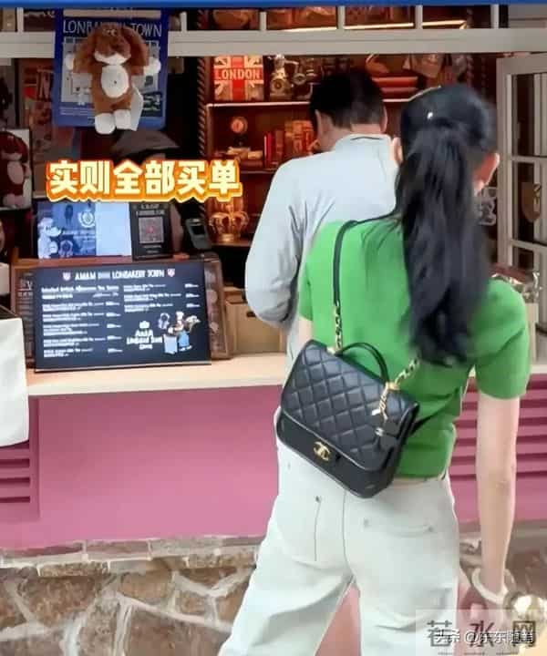 范志毅夫妇立冬逛街，差17岁被认成父女俩，老婆个高漂亮但管得严