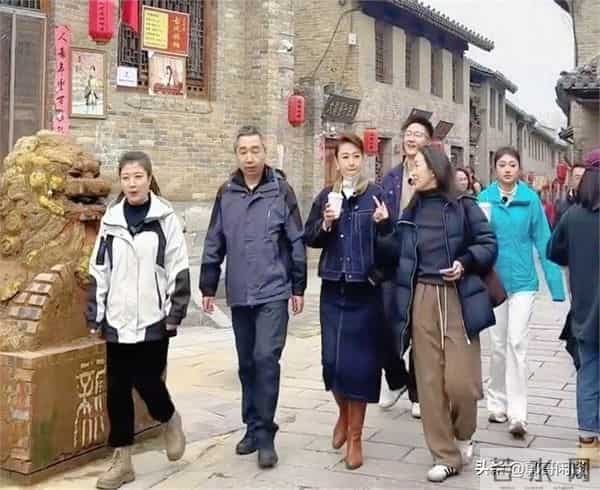 46岁张蕾逛街被偶遇,她打扮好端庄贤淑,身材高挑,像30多岁一样