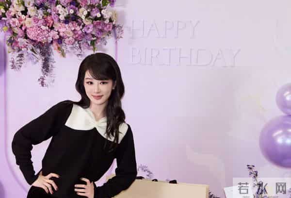 杨紫33岁生日晒全家福,杨爸杨妈气质出众好年轻,一家三口好幸福