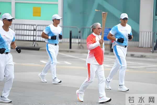 看到霍震霆担任火炬手后,才终于明白,为什么李嘉诚不被人待见