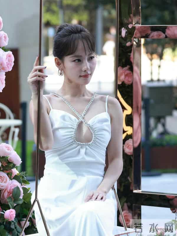 张嘉倪终于现身,脸在江山在,一看就长得又坏又媚,很有辨识度