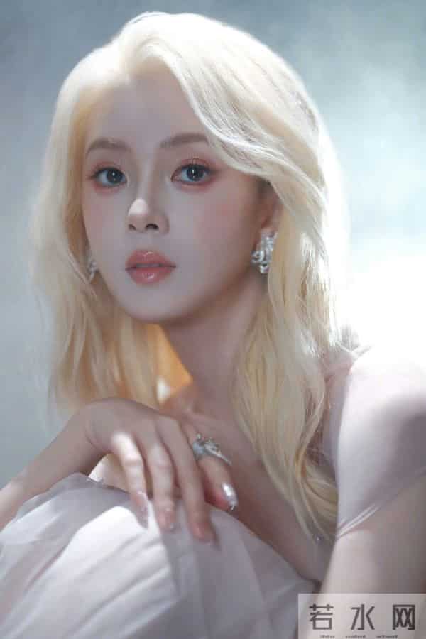 陈瑶金发造型:坠入幻梦的精灵系美学
