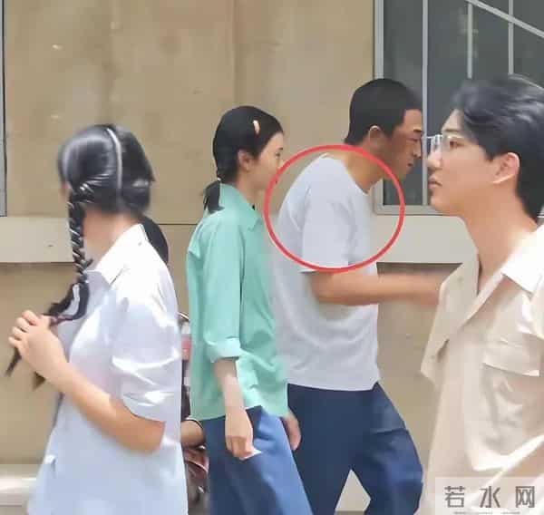 54岁张嘉译海南被偶遇！腰越来越严重了完全没办法站直中年才爆红