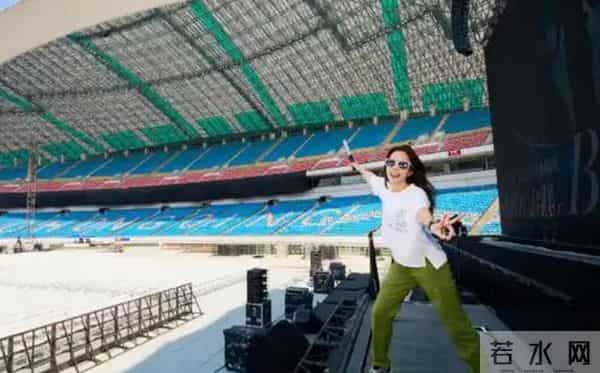 55岁莫文蔚现身香港!生图皮松肉垮自然老去,穿透视装身材干瘪