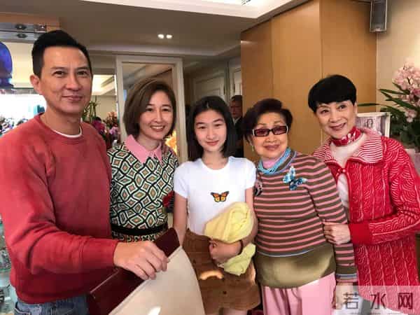 61岁前TVB女星信守20年前承诺,盛装出席粉丝见面会