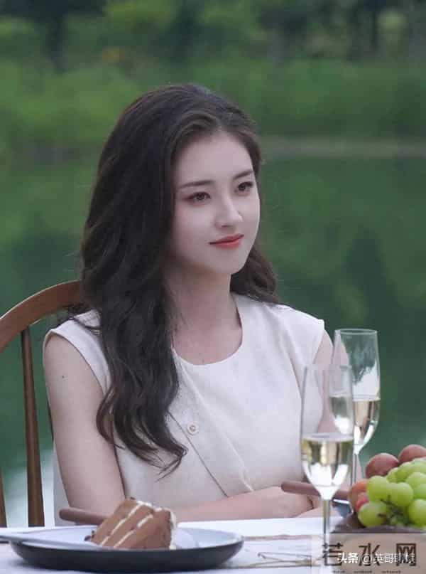 看完当年郭宇欣跑龙套时，与杨紫同框照，才知绝色和漂亮的差距