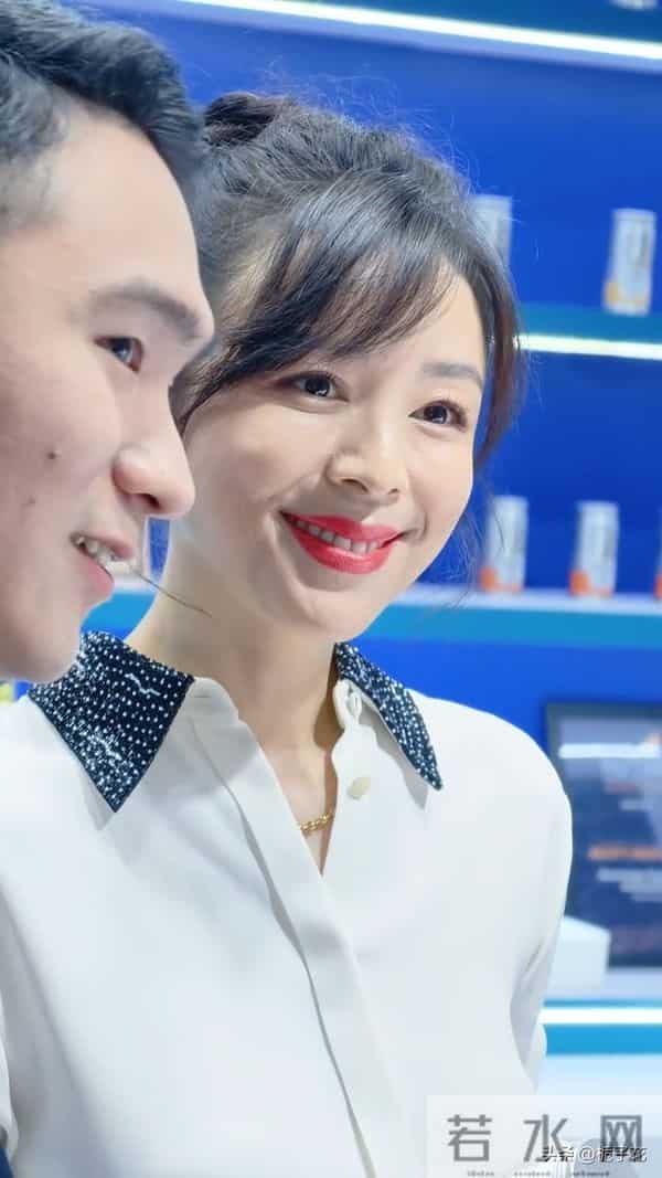 45岁张静初现身上海进博会,她的笑容真的太有感染力了,太美了吧