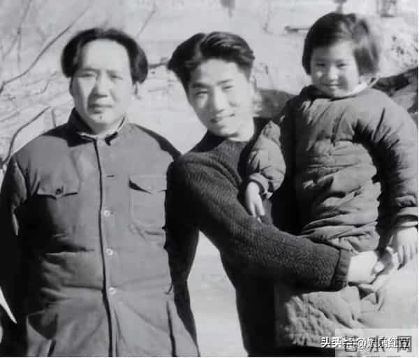 毛主席一家四口合影，四人脸上全是笑意，李讷紧挨毛主席