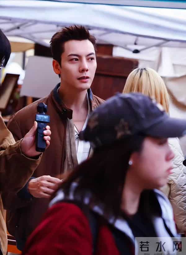 39岁陈伟霆在佛罗伦萨古董市场被偶遇，腰板挺直，年龄越大越帅了