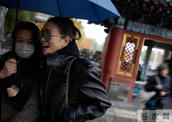 59岁巩俐现身北京公园,满脸皱纹头发凌乱 喝酸奶吃糖葫芦超接地气