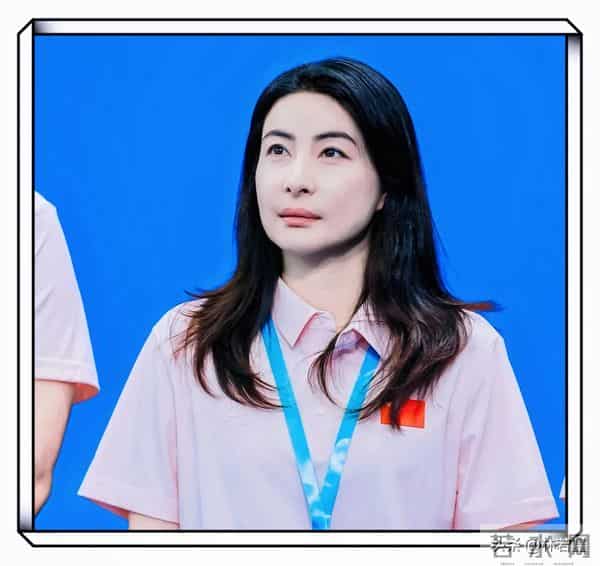 郭晶晶北京出席活动被偶遇，穿黑色长裙优雅大方，网友：贵气十足