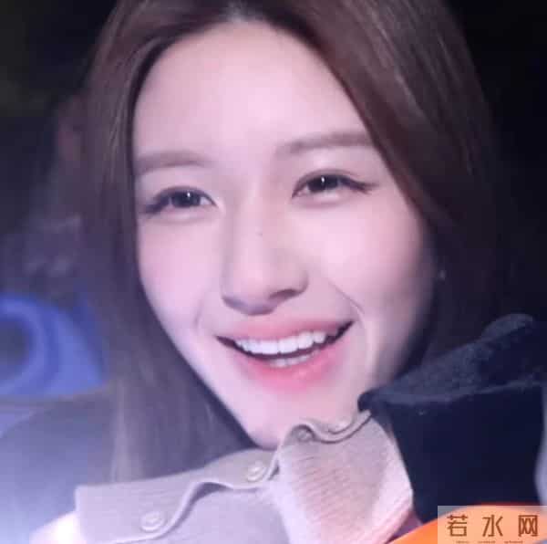 赵露思爆剧红利：穿高定跳热舞，宣布加入新公司，对着粉丝嗷嗷哭