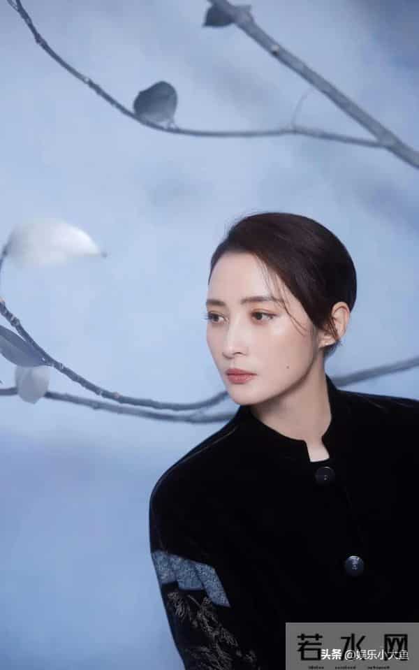 蒋勤勤出席十堰竹山活动,穿黑色印花中式套装发髻低挽,大气漂亮