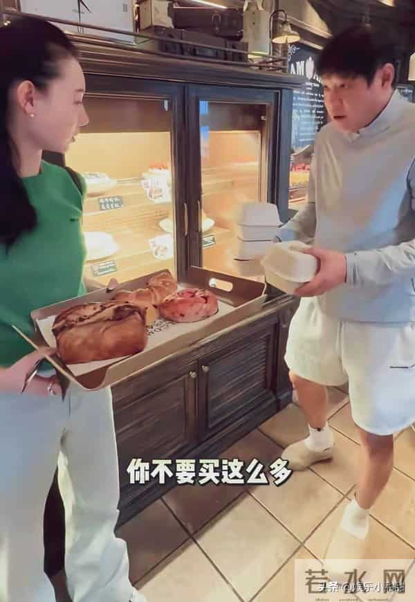 羡慕不来？范志毅娶小17岁高个女神，逛街画风却成“爸爸和女儿”