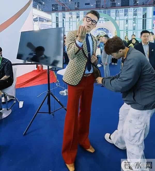 胡兵在上海线下被偶遇,他的身材好高挑,而且修长,真不愧是男模