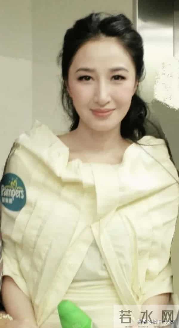 关咏荷与粉丝续20年之约 白色礼服纯洁优雅 61岁真人又白又瘦像30岁