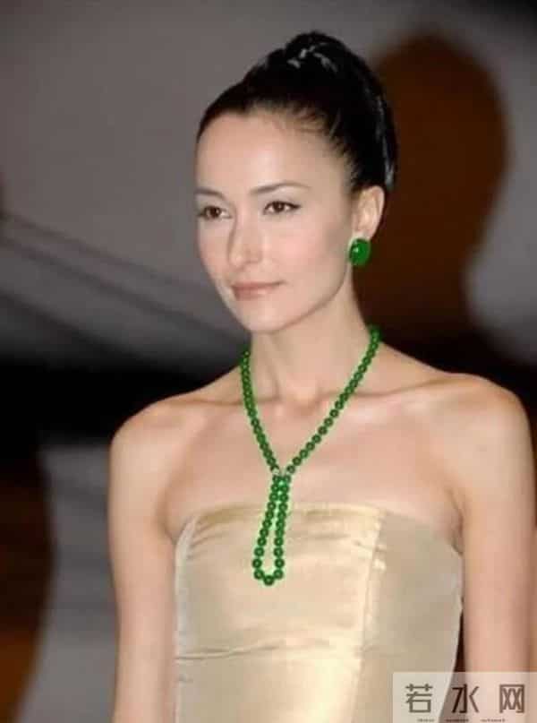 刘晓庆一天吃很多肉，同龄人夸她年轻，摘下假发真容亮出