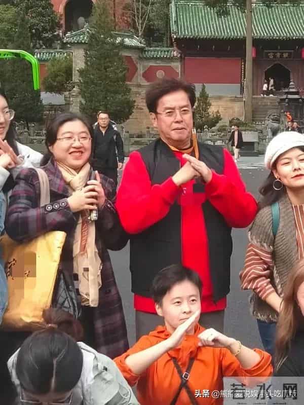 75岁谭咏麟到武当山旅游，被一帮阿姨围堵追星，引发不小骚动