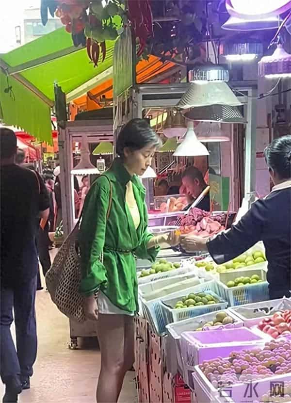 53岁吴越现身云南市场保养的真好在电视剧里不是美女但现实也惊艳