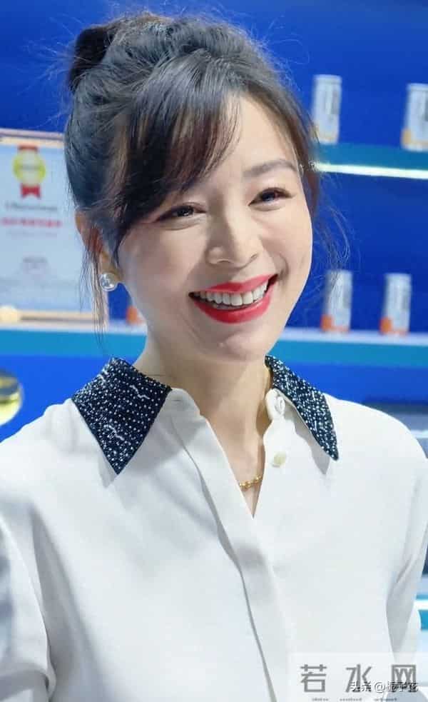 45岁张静初现身上海进博会，她的笑容真的太有感染力了，太美了吧