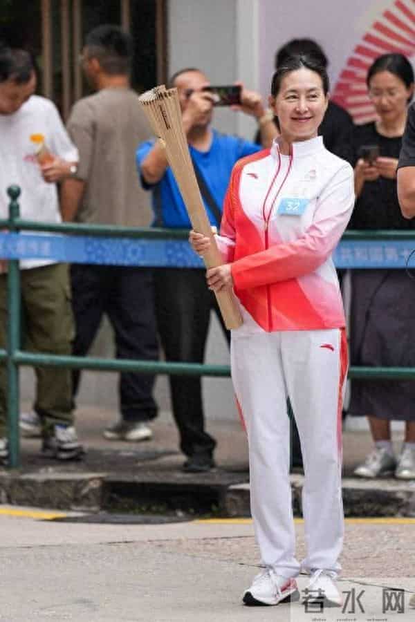 何超琼接32棒火炬,是因为陈百强去世32周年吗,两人虐恋四阶段