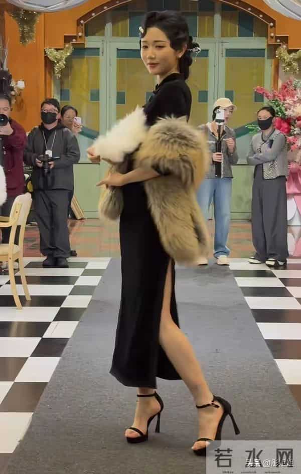 岳雨婷广州活动旗袍造型惊艳!腰臀比绝了,风情万种