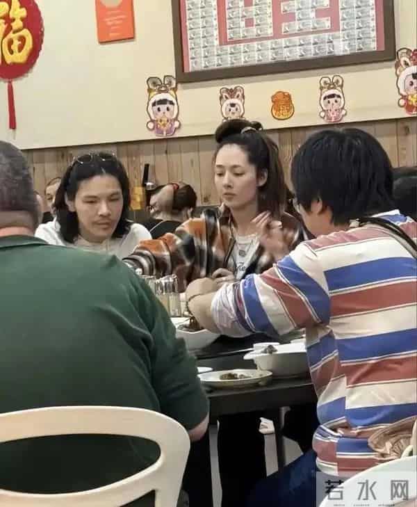 向佐这是爱惨了郭碧婷!新加坡游玩比老婆穿的还粉嫩,眼神粘人。