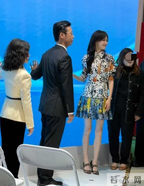 进博会见到唐嫣啦!说实话这腿有点吓到我了!她是不是都不吃饭?